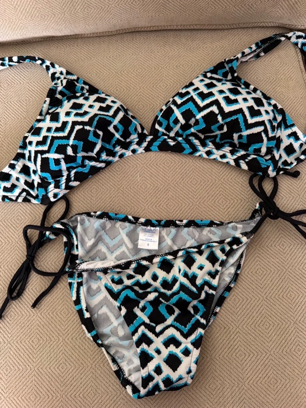 Hollister Bathing Suit - Great Condition - D Cup Top And Size 8 Bottoms .